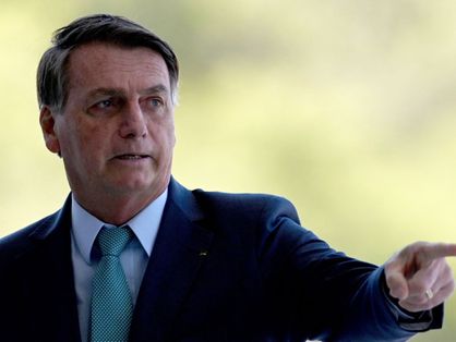 Presidente Jair Bolsonaro apontando o dedo indicador