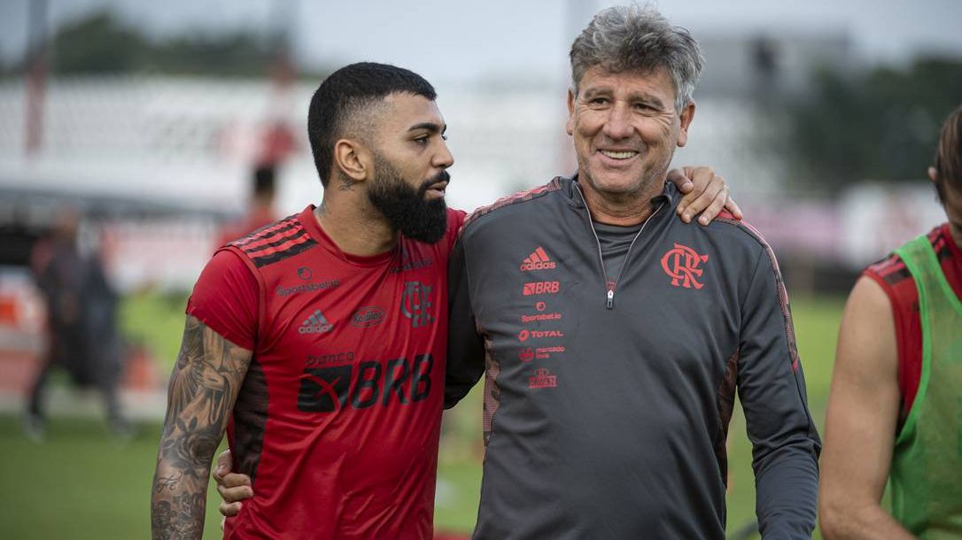 Renato Gaúcho conversa com Gabriel, atacante do Flamengo