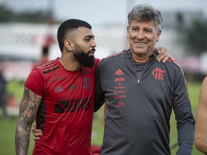 Renato Gaúcho conversa com Gabriel, atacante do Flamengo