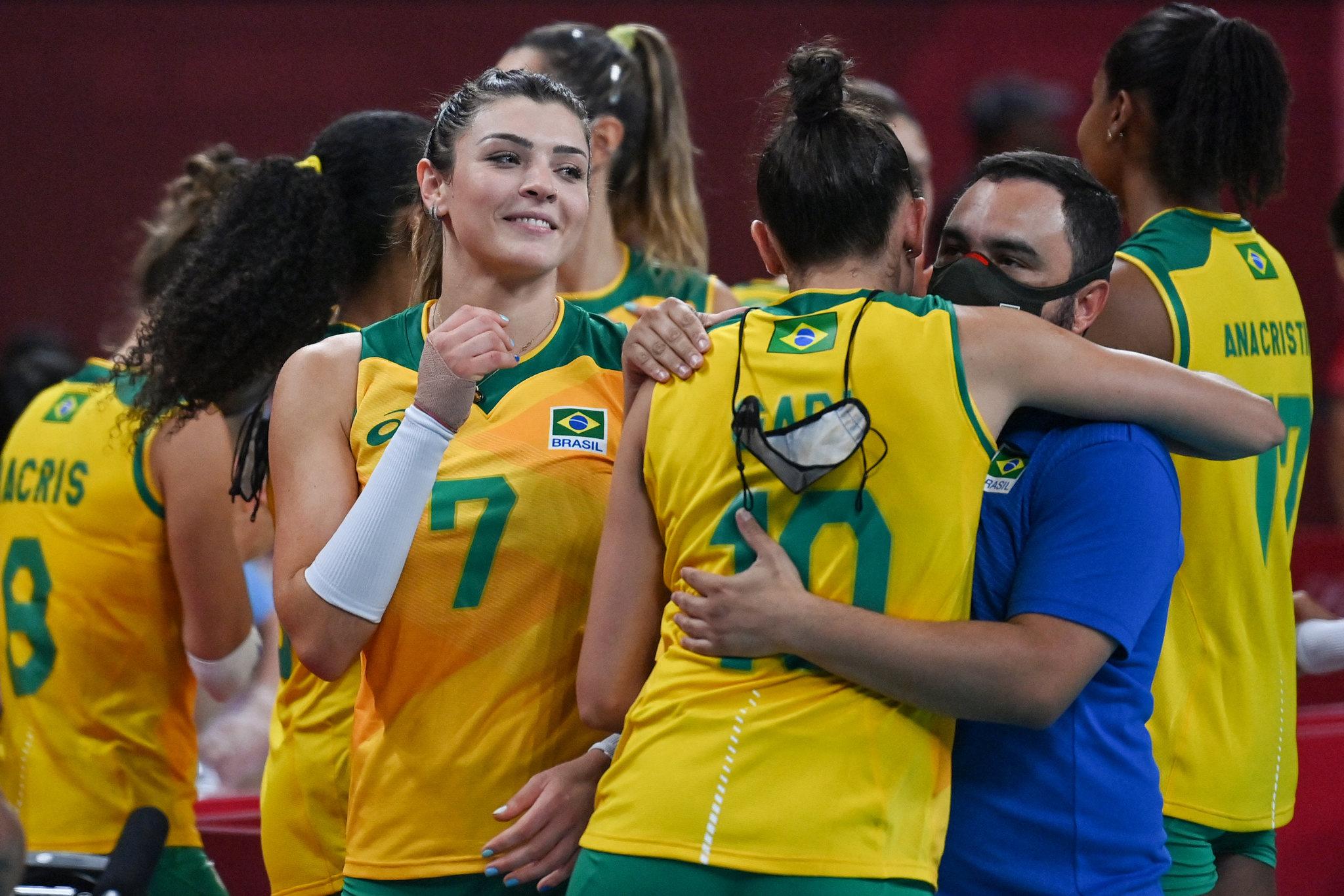 A equipe brasileira de vôlei feminino em quadra comemora