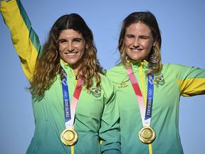 Kahena Kunze e Martine Grael exibem medalha de ouro