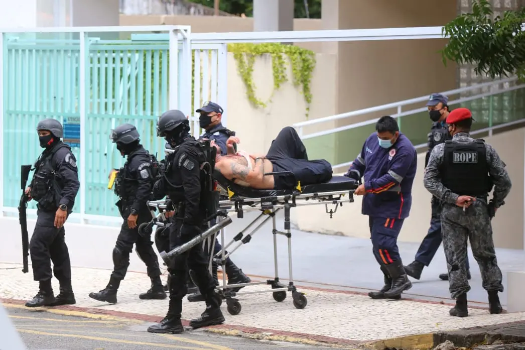 Momento do homem saindo em maca