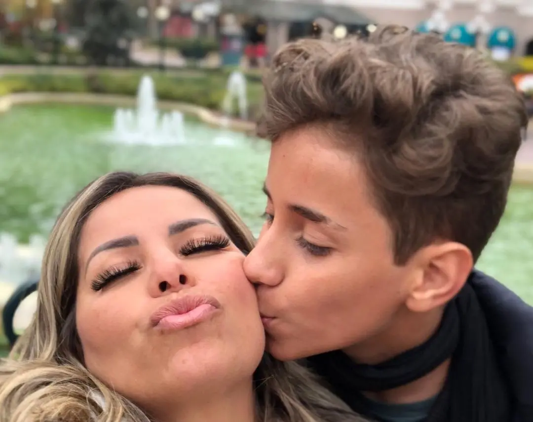 Walkyria Santos e Lucas Santos em viagem por Paris