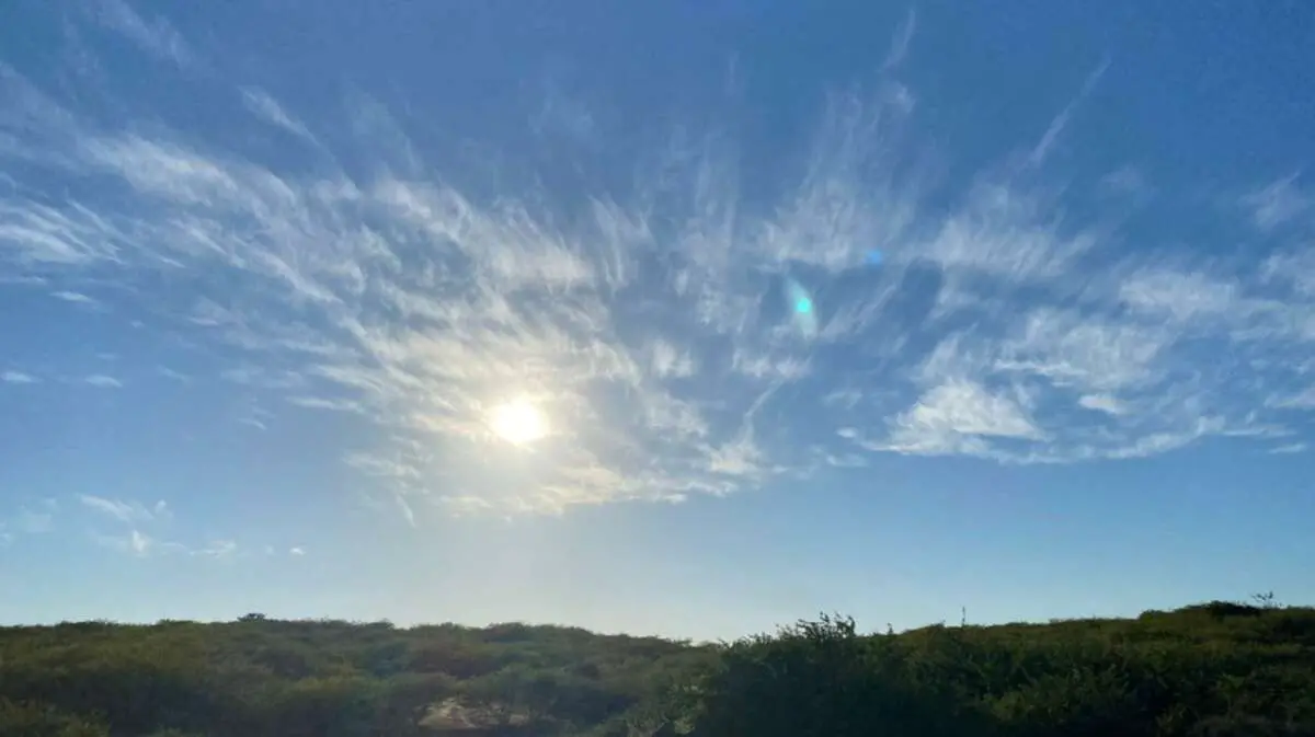 Céu do céu claro e com poucas nuvens