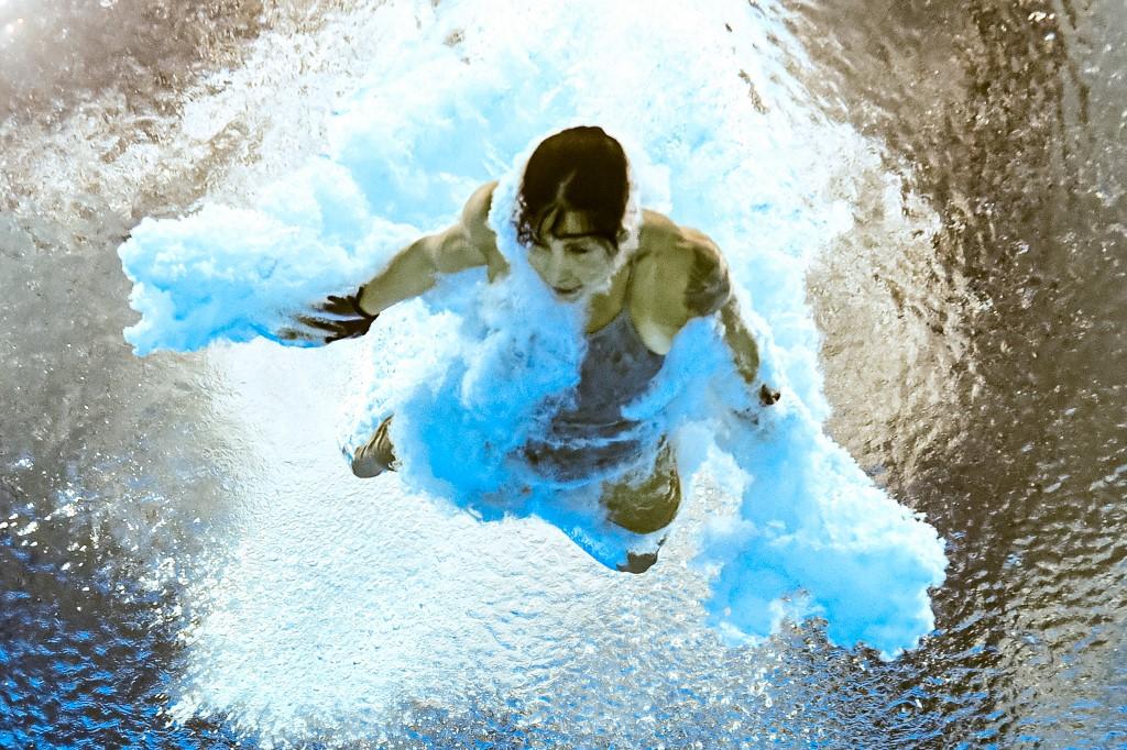 Ingrid Oliveira nadando em piscina nos Jogos Olímpicos de Tóquio