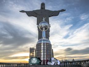 Taça Libertadores é exibida na frente do Cristo Redentor
