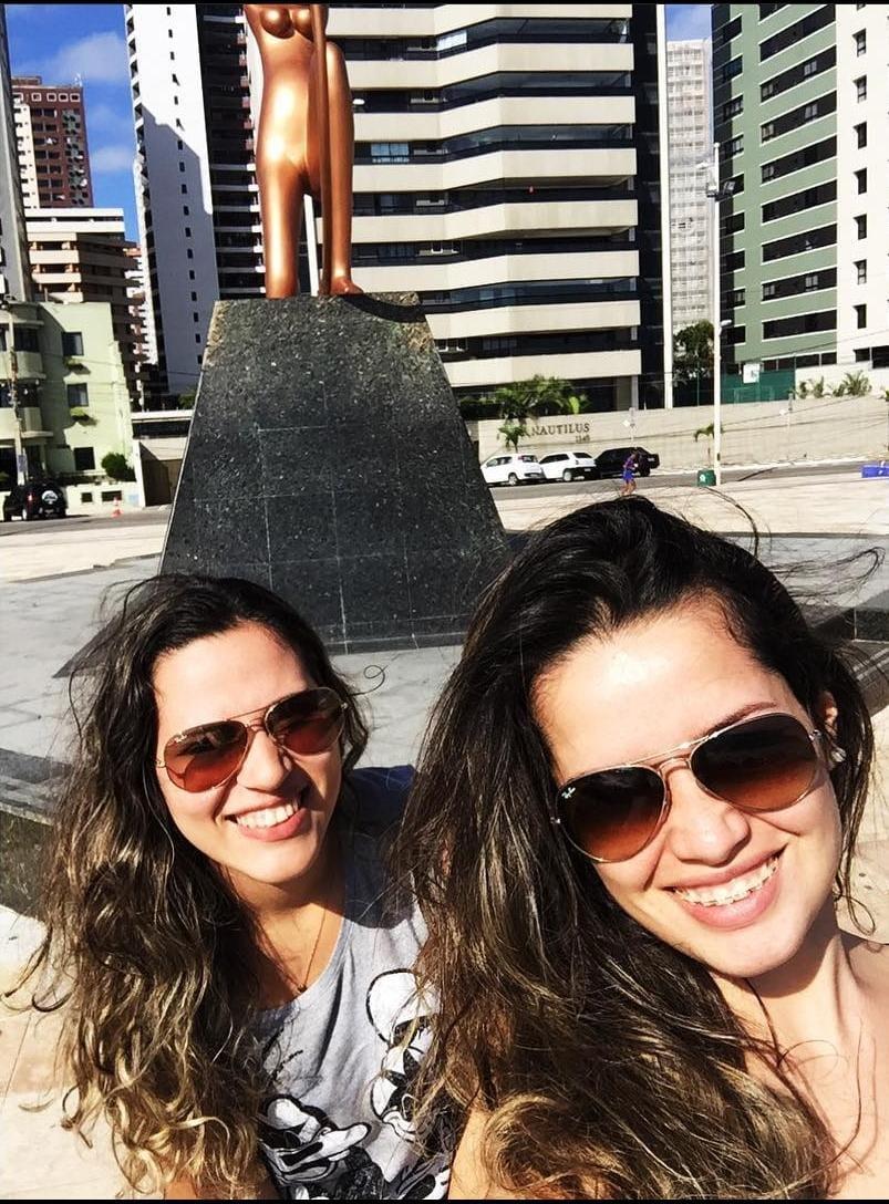 Em 2015, Juliette Freire esteve com amiga Monaliza Novais na Estátua de Iracema Guardiã, em Fortaleza