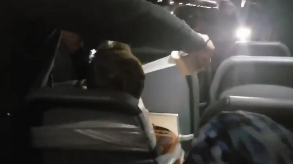 Jovem é preso em cadeira por fita adesiva durante voo nos Estados Unidos