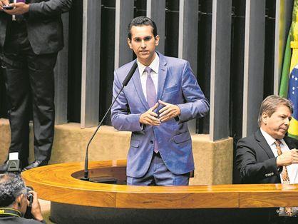 Deputado federal Domingos Neto discursa no Congresso Nacional