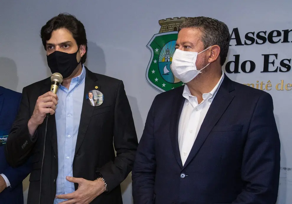 Deputado Federal AJ Albuquerque discursa ao lado do presidente da Câmara dos Deputados, Arthur Lira