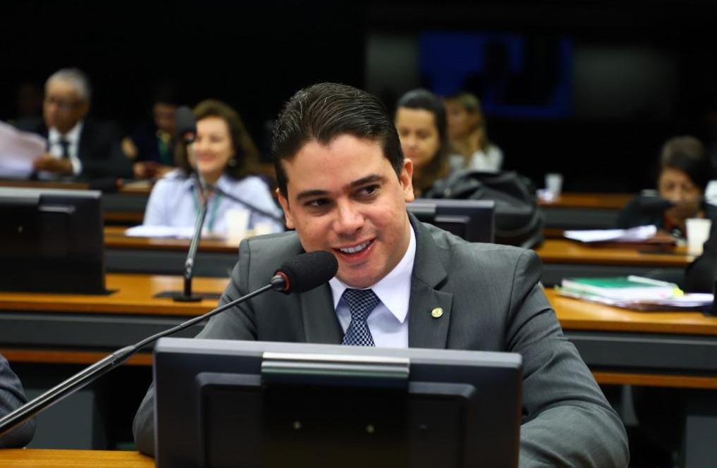 Deputado federal Júnior Mano discursa no Congresso