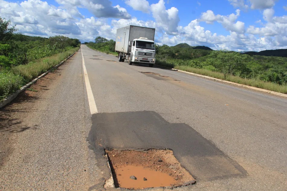 Quem percorre o trecho de 70km entre as cidades de Jaguaribe e Icó na BR-116 enfrenta o transtorno de buracos isolados que pegam os motoristas de surpresa e provocam cortes de pneus ou danificam a suspensão.