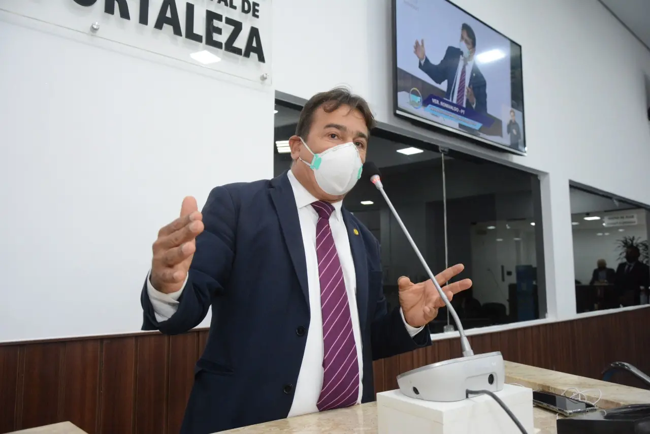 vereador ronovaldo maia na tribuna da camara