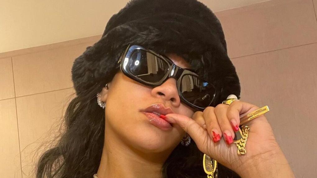 Rihanna trabalhada em joias douradas e óculos escuros
