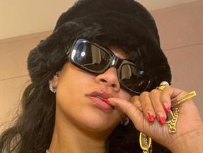 Rihanna trabalhada em joias douradas e óculos escuros