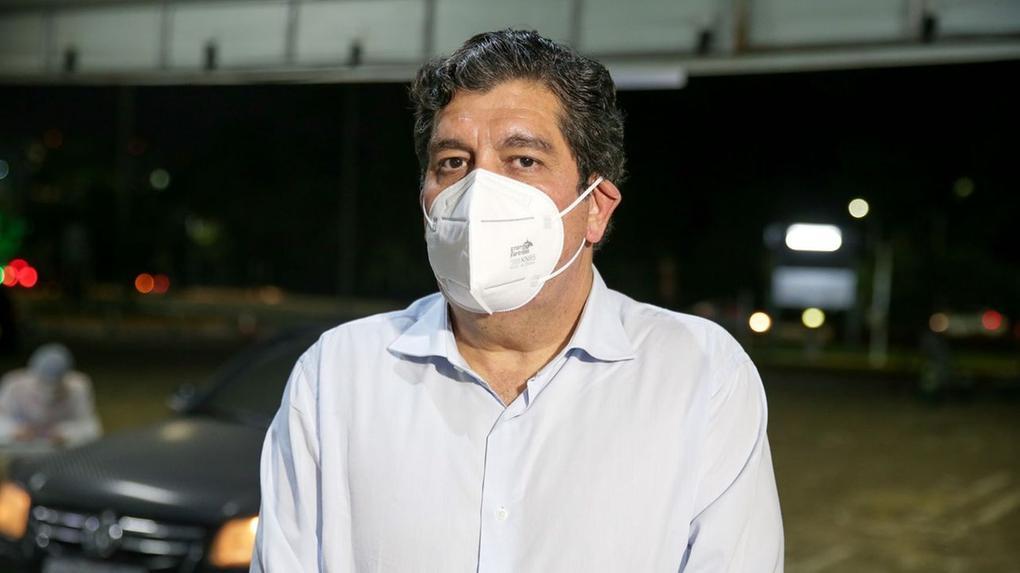 Dr Cabeto, secretário da Saúde do Ceará, de máscara, durante entrevista