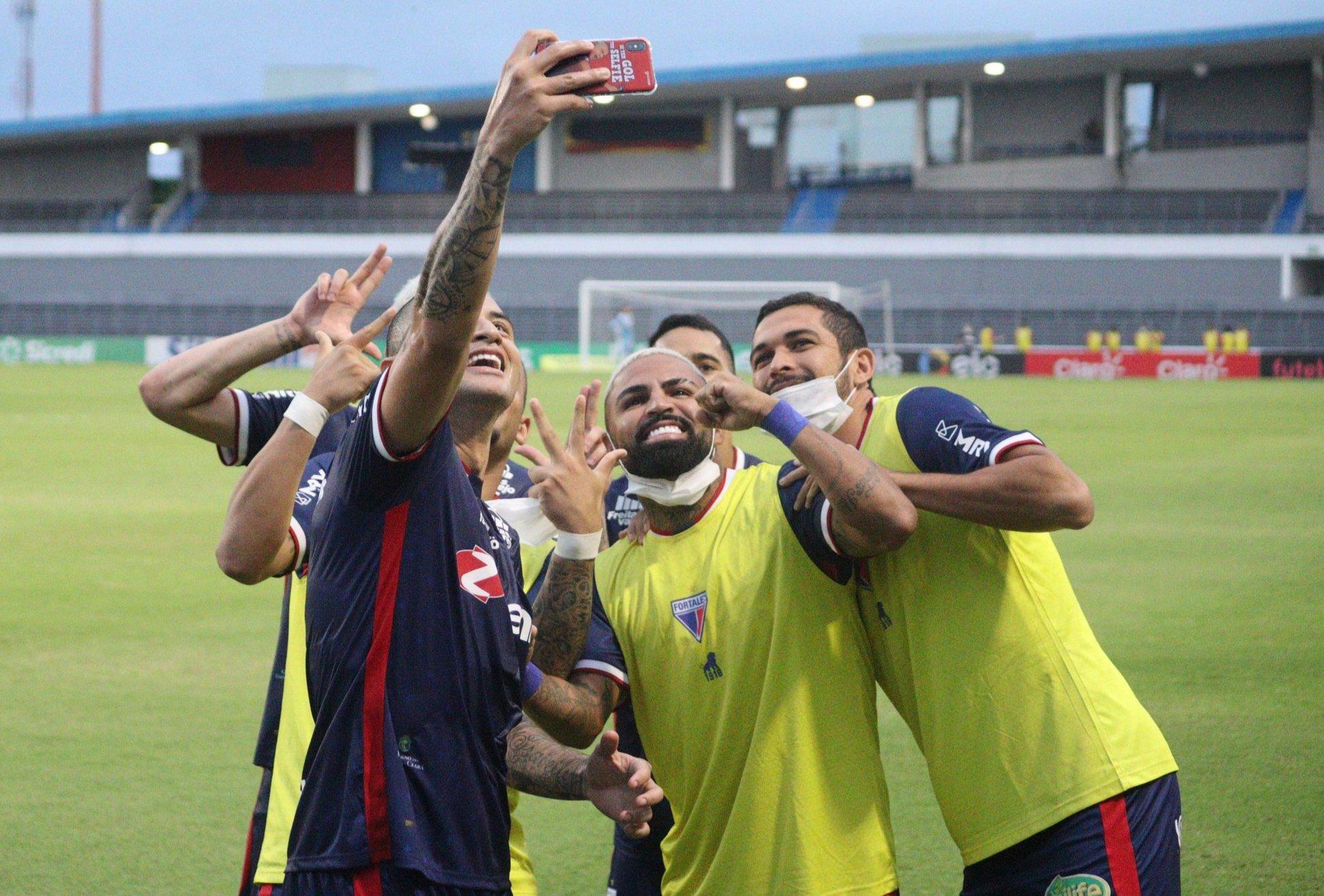 Jogadores do Fortaleza comemoram e Wellington Paulista faz selfie com celular na mão