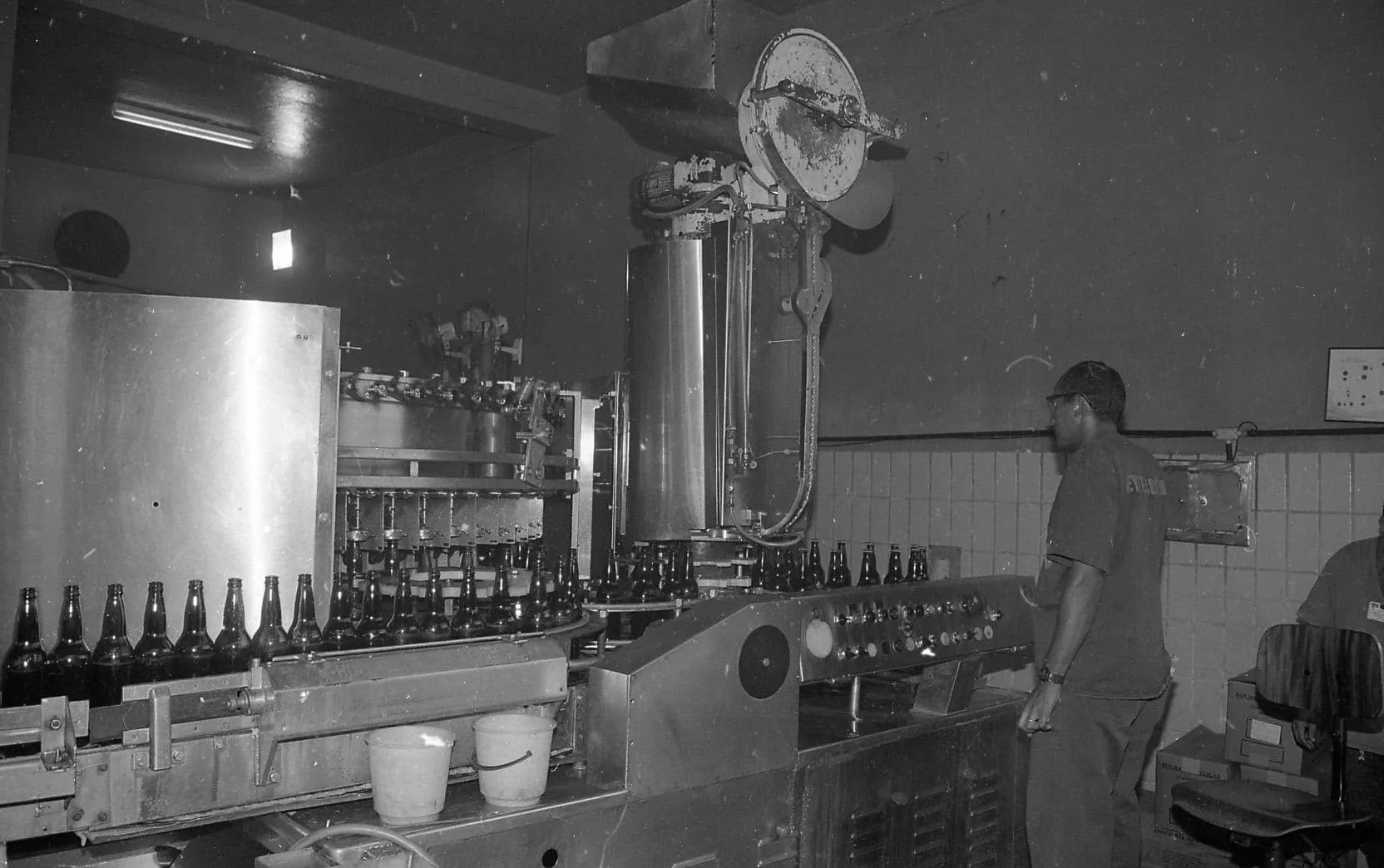 Visão de dentro da fábrica da Monteiro Refrigerantes em 2000