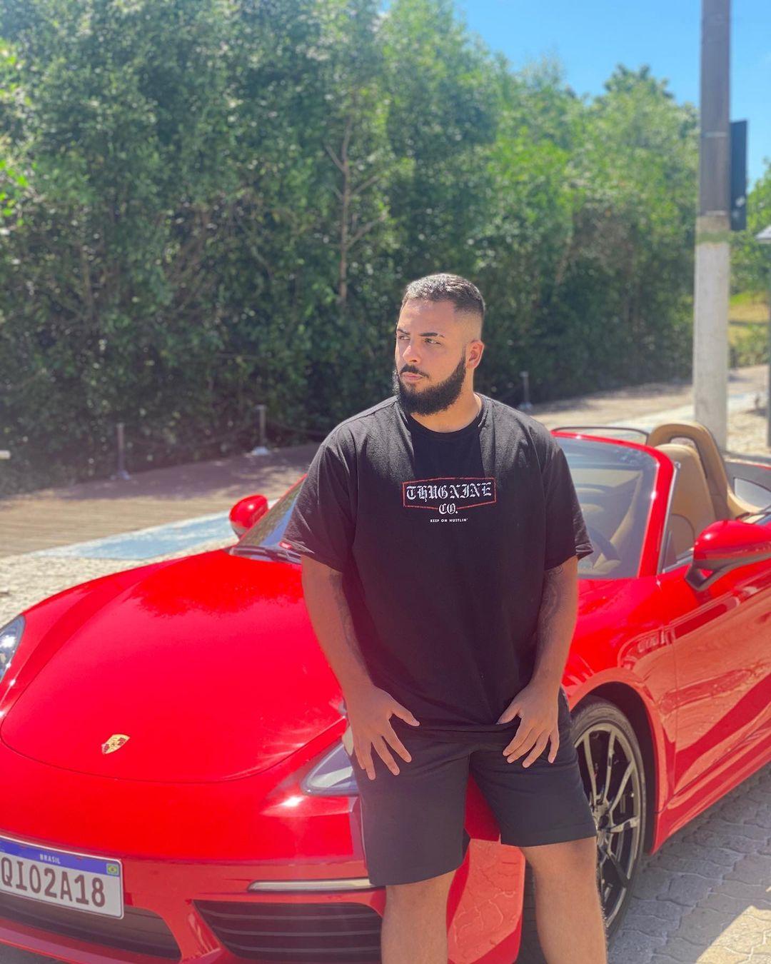 Wesley Pessano ao lado de carro conversível vermelho