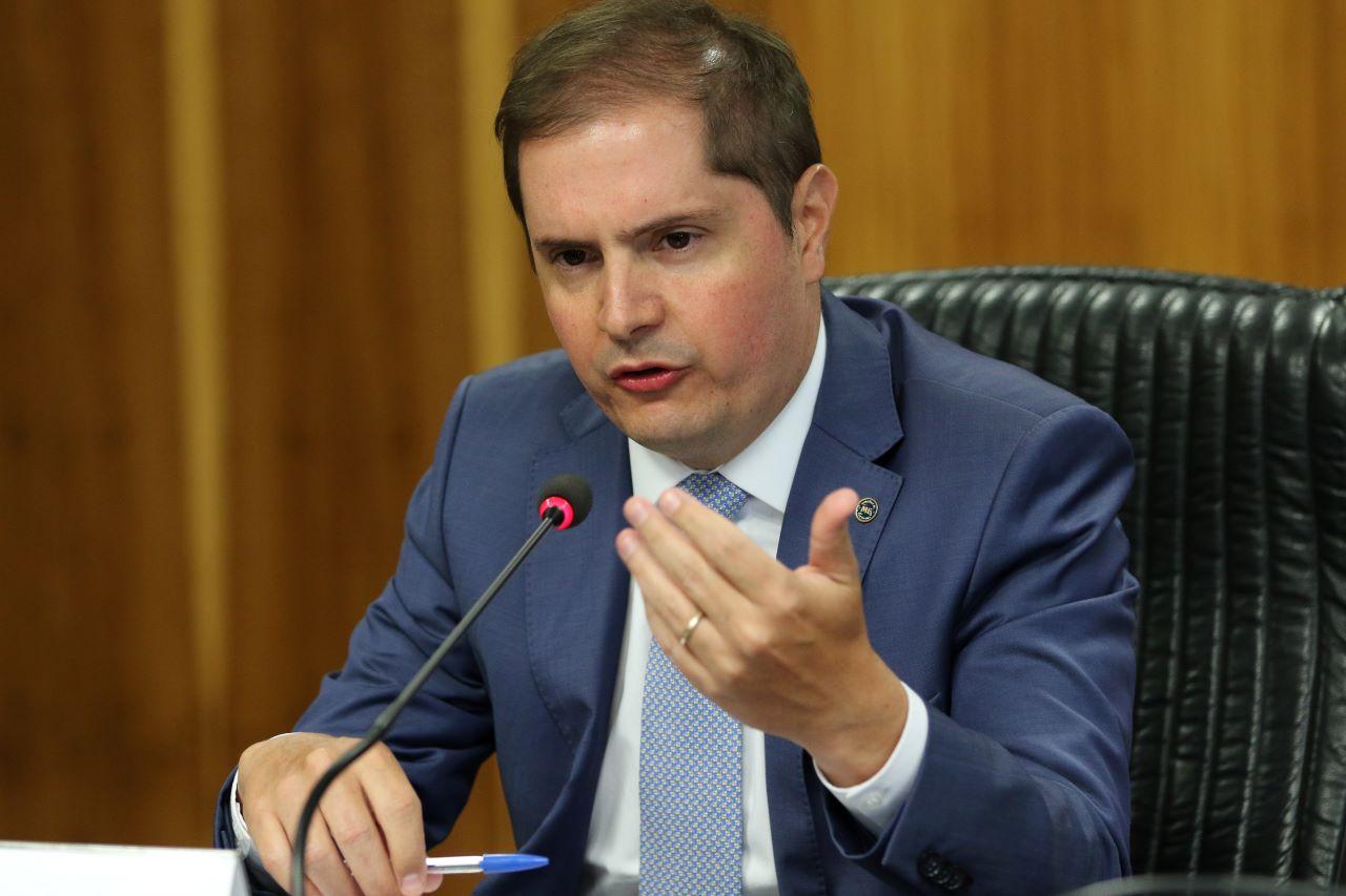 bruno bianco fala em microfone