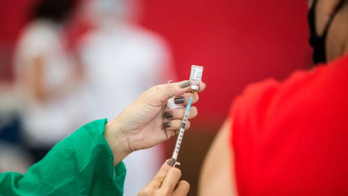 Enfermeira manuseia frasco com dose da vacina contra a Covid-19