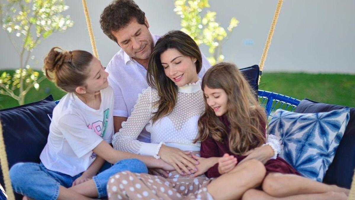 Cantor Daniel com a esposa grávida e as filhas