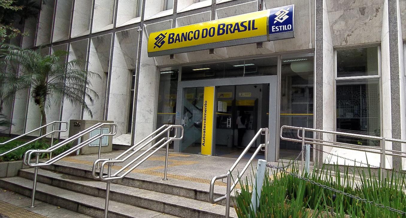 Agência do Banco do Brasil em frente a escadaria, com uma pessoa em caixa eletrônico
