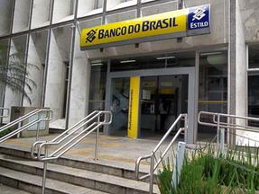 Agência do Banco do Brasil em frente a escadaria, com uma pessoa em caixa eletrônico