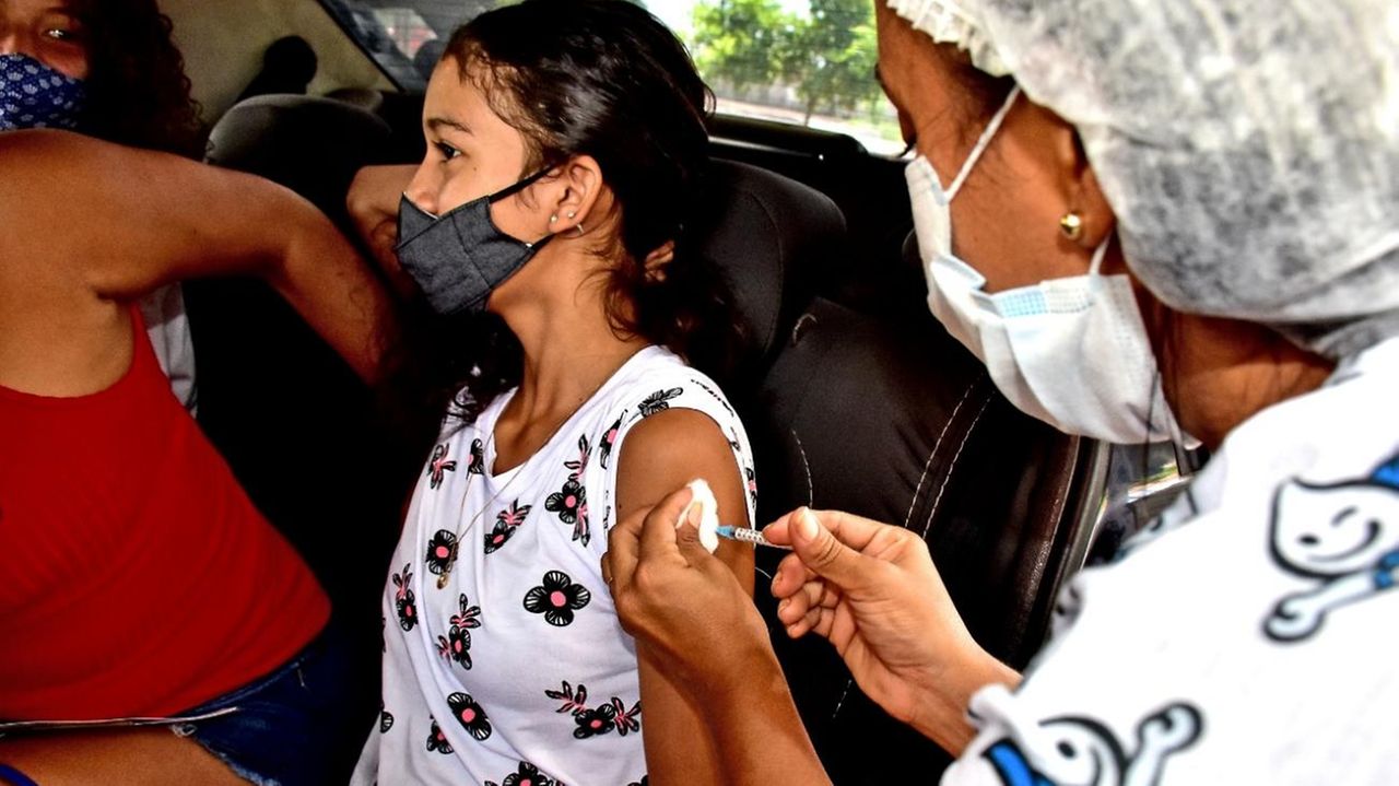 Adolescente sendo vacinada em São Luís