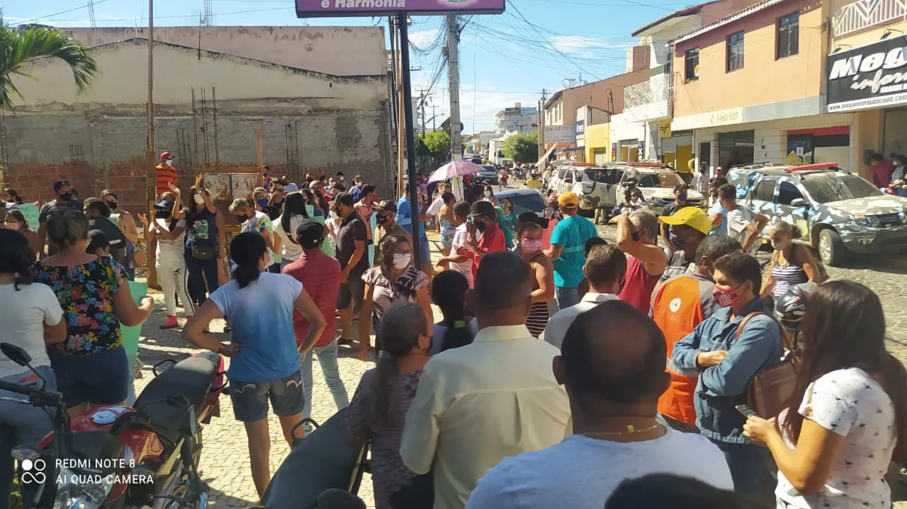 Moradores de Pedra Branca se manifestaram, nesta sexta-feira (6), em frente à Câmara Municipal, para cobrar posse do prefeito eleito
