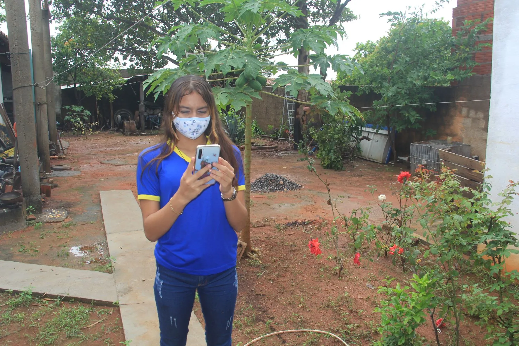Aluna Cândida Hipólito, na Localidade  de Ubaldinho, Zona Rural de Cedro, pega sinal de internet no quintal de casa