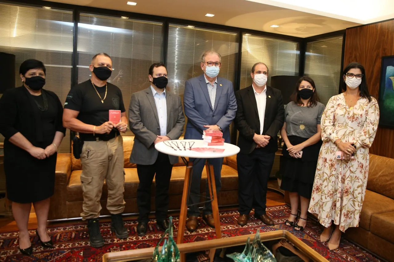 A doação das bíblias e terço ocorreu em solenidade na Casa da Indústria, nesta sexta (6)