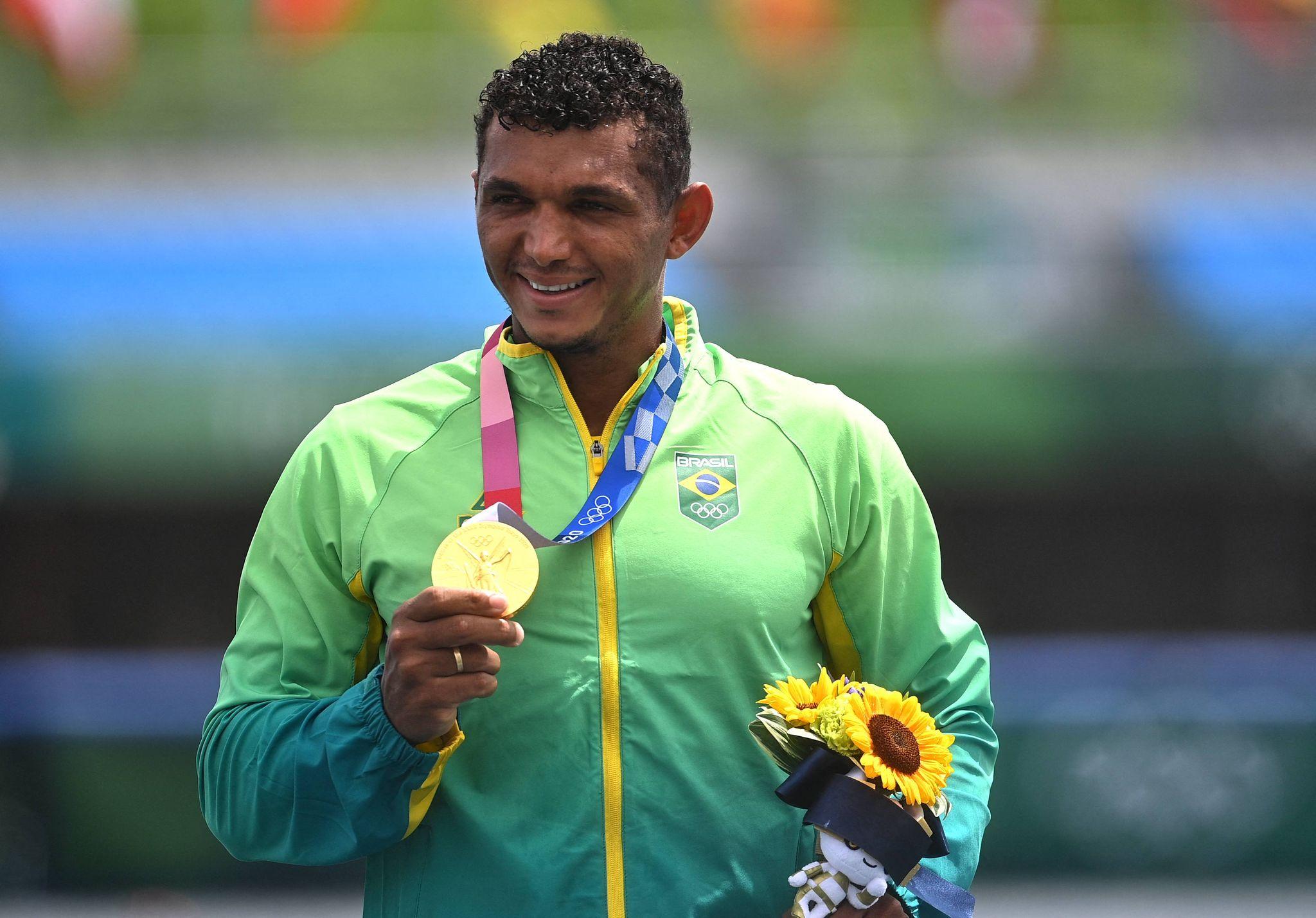 Isaquias Queiroz exibe medalha olímpica