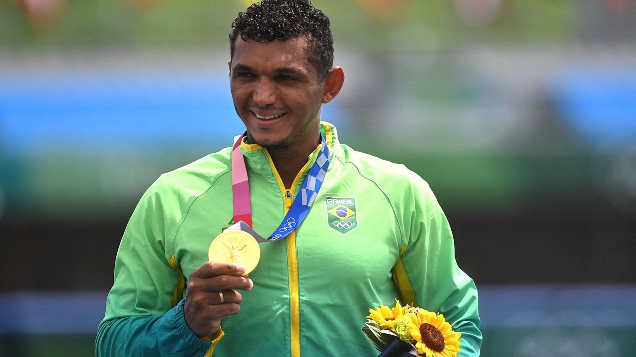 Isaquias Queiroz exibe medalha olímpica
