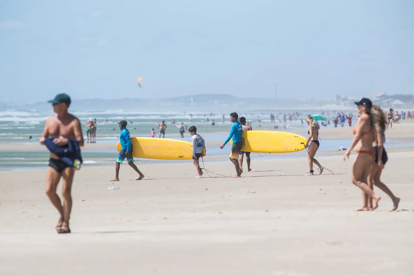 Banhistas na orla da Praia do Futuro
