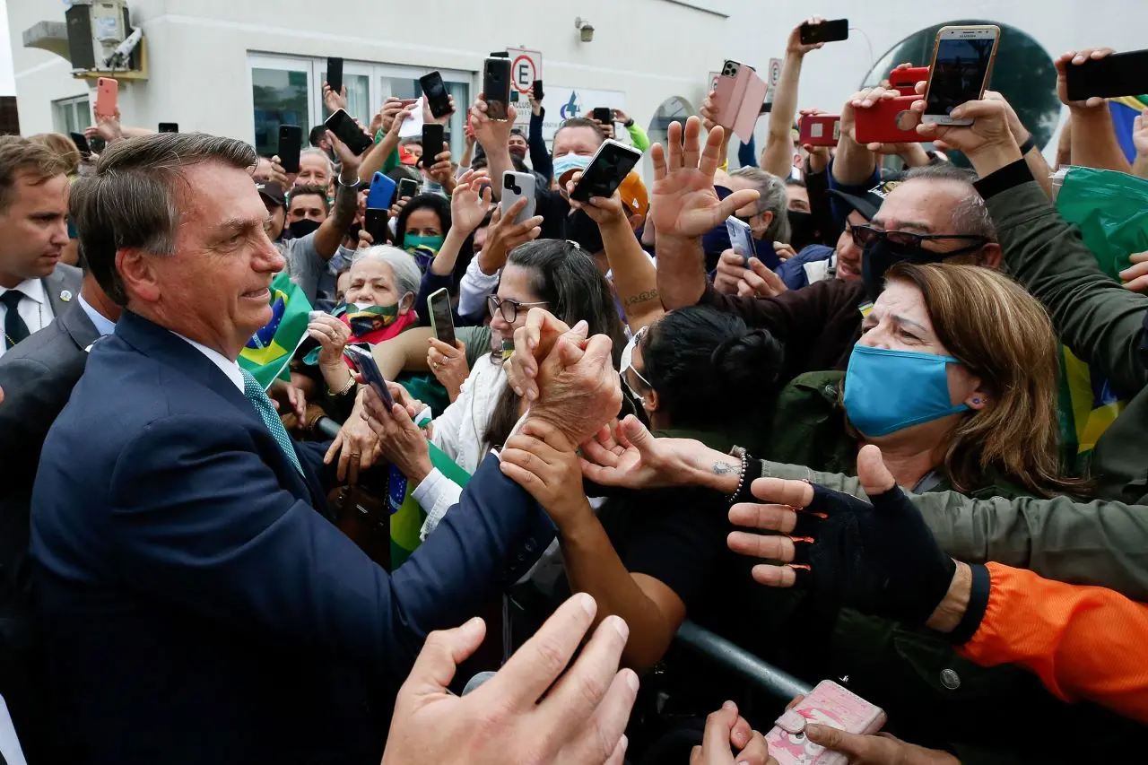 bolsonaro cumprimenta apoiadores
