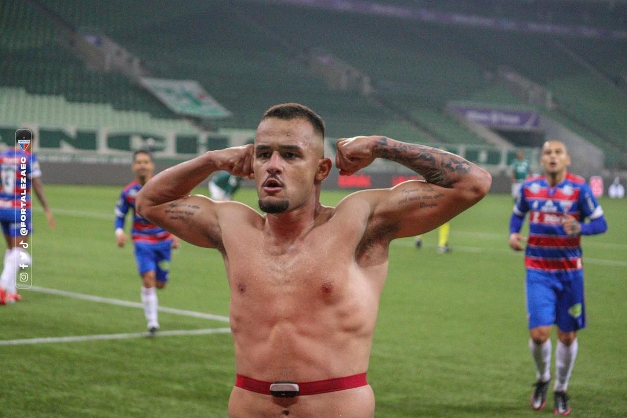 Igor Torres vibra com gol que garantiu vitória do Fortaleza contra