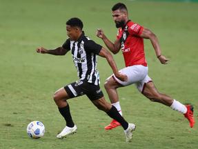 Atletas de Ceará e Atlético-GO disputam bola