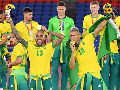 Atletas da Seleção Brasileira comemoram conquista do ouro olímpico