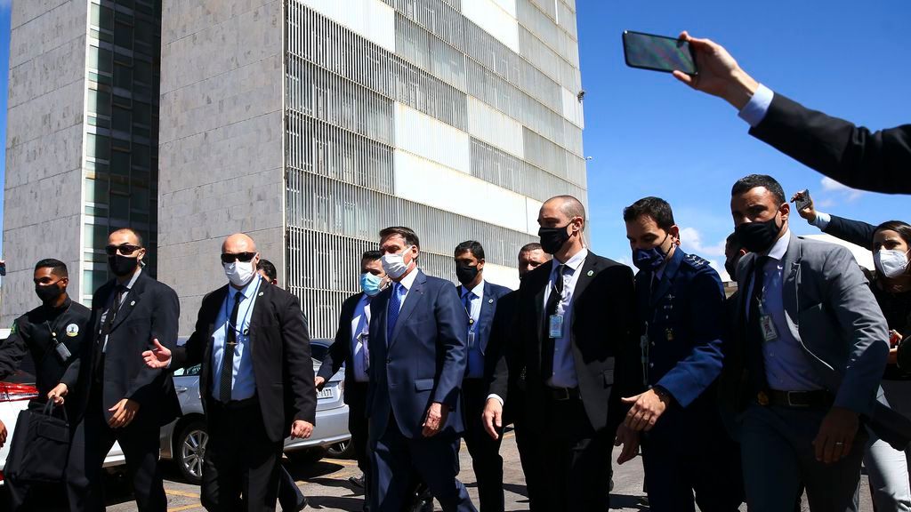 Presidente Jair Bolsonaro cruza a Praça dos Três Poderes para ir ao Congresso Nacional