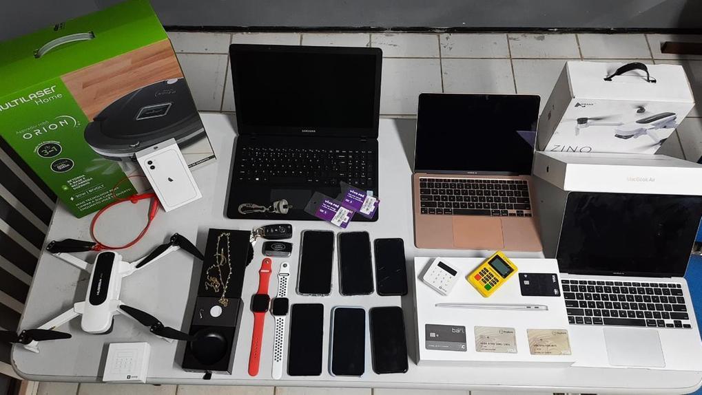 Polícia apreendeu diversos equipamentos eletrônicos na residência do suspeito, inclusive um celular e um notebook utilizados para clonar o aparelho do governador Camilo Santana