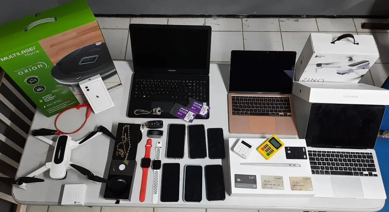 Polícia apreendeu diversos equipamentos eletrônicos na residência do suspeito, inclusive um celular e um notebook utilizados para clonar o aparelho do governador Camilo Santana