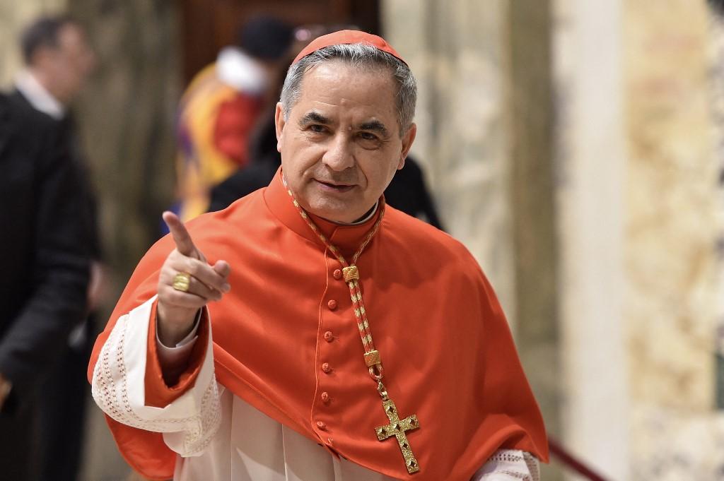 Cardeal Ângelo Becciu com roupa alaranjada do cargo