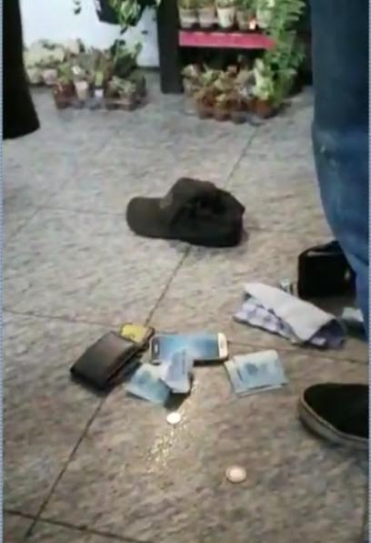 Itens de vítima de seguranças jogados no chão