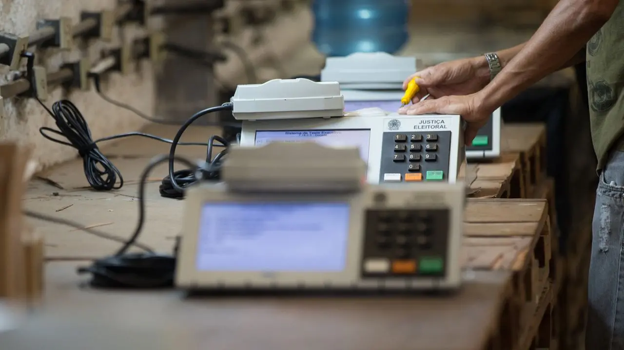 Urnas eletrônicas enfileiradas