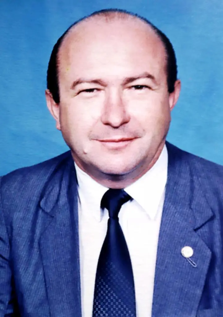 Deputado estadual Antônio Tavares em frente a fundo azul