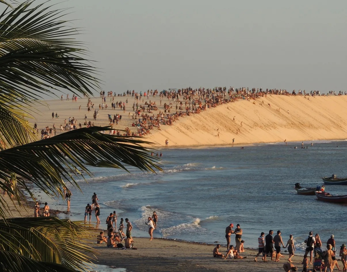 A duna do pôr do sol reúne, diariamente, moradores e turistas em um ritual de despedida do sol.