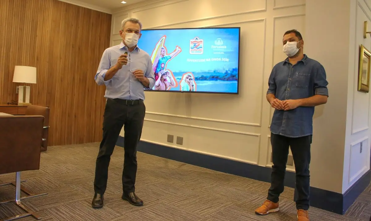 Prefeito de Fortaleza, Sarto Nogueira e o coordenador especial de Políticas Públicas de Juventude, Davi Gomes em anúncio do programa Juventude na Onda