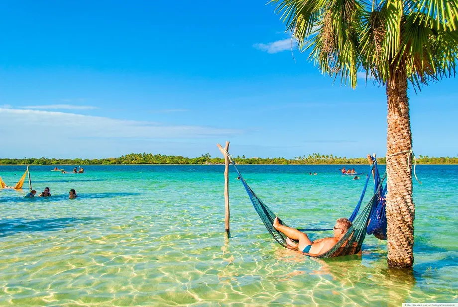 A Lagoa do Paraíso possui águas doces, mornas e cristalinas em tons de azul e verde