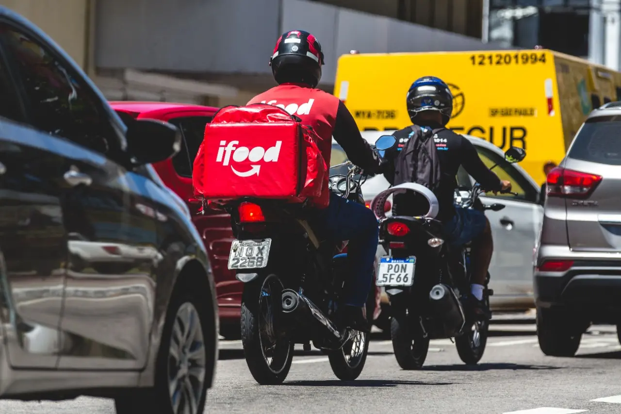 Entregador de iFood em avenida
